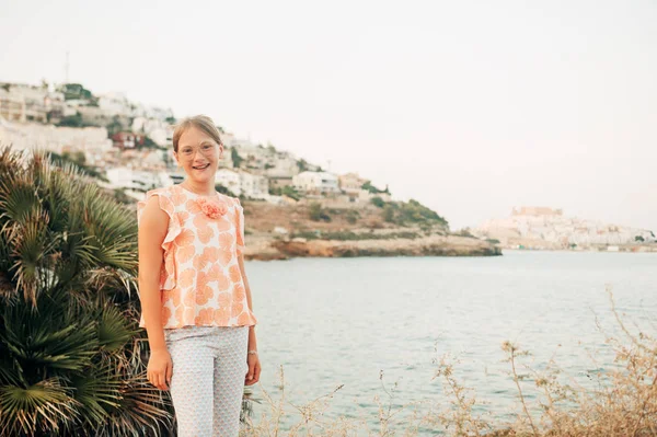 Giovane Ragazza Sul Mare Mediterraneo Durante Vacanze Estive Peniscola Spagna — Foto Stock