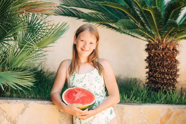 Sommer Outdoor Porträt Von Glücklichen Jungen Mädchen Badeanzug Hält Wassermelone — Stockfoto