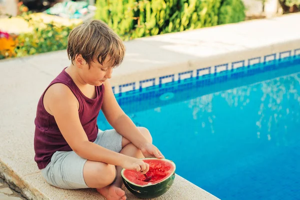 Lustiger Kleiner Junge Isst Wassermelone Gesunden Obstsnack Ruht Sich Pool — Stockfoto