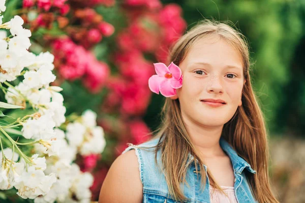 プルメリアの花のポーズ デニムのベストを着て かわいいの若い女の子の夏の屋外の肖像画 — ストック写真