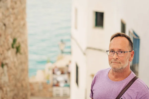 Homem Meia Idade Férias Verão Junto Mar Usando Óculos — Fotografia de Stock