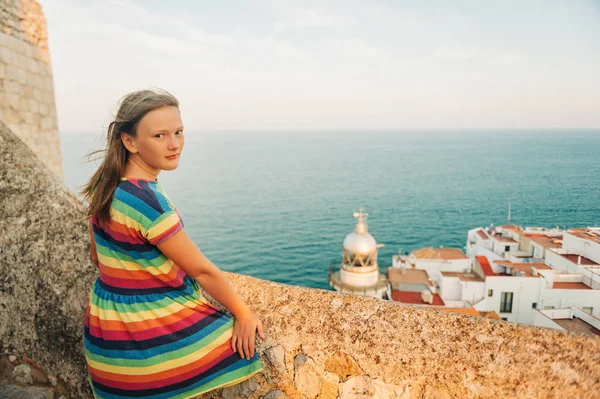 Menina Topo Peniscola Admirando Incrível Pôr Sol Verão Viajar Com — Fotografia de Stock