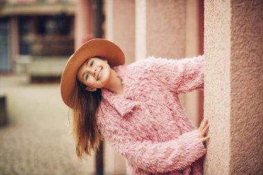 Açık moda pembe faux kürk ceket, sokak stil giyen genç kız portresi 