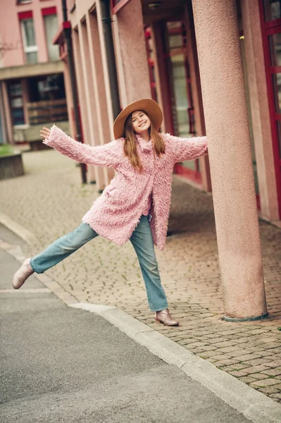 Outdoor Fashion Portret Van Jong Meisje Dragen Van Roze Faux — Stockfoto