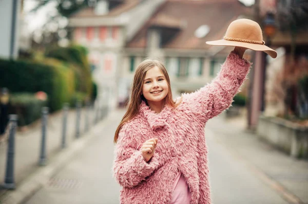 Portret Odkryty Moda Młoda Dziewczyna Ubrana Różowy Faux Futro Ulica — Zdjęcie stockowe