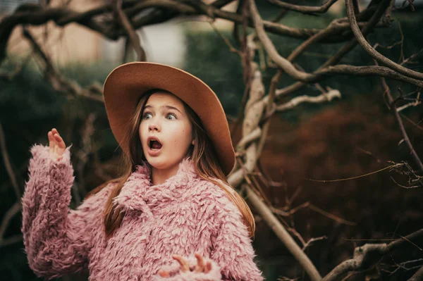 Kahverengi Şapka Pembe Ceket Giyen Karanlık Ormanda Poz Korkuyorsun Gibi — Stok fotoğraf