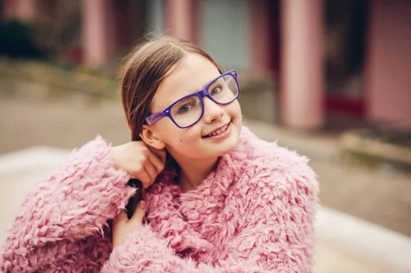 Aranyos Fiatal Gyerek Lány Visel Szemüveget Rózsaszín Kabát Szabadtéri Portréja — Stock Fotó