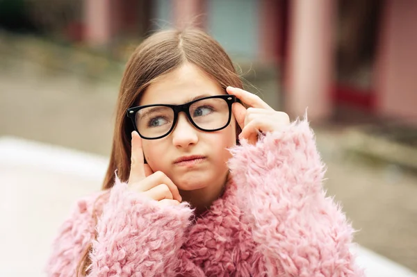 Açık Gözlük Pembe Ceket Giyen Genç Sevimli Kız Portresi — Stok fotoğraf