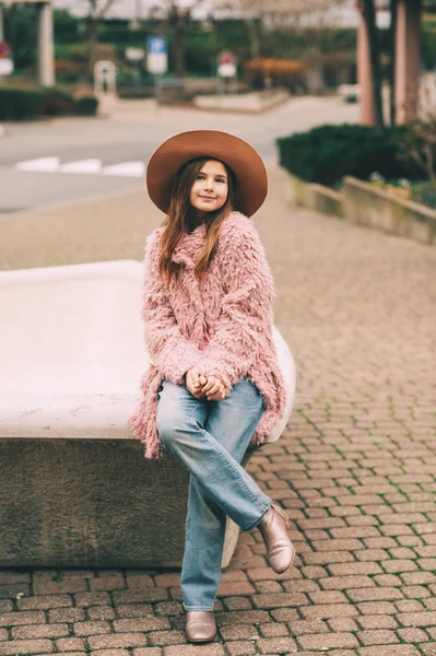 Retrato Moda Aire Libre Niña Con Abrigo Piel Sintética Rosa — Foto de Stock