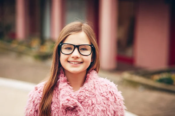 Außenporträt Des Süßen Jungen Mädchens Mit Brille Und Rosa Mantel — Stockfoto