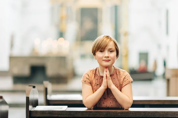 教会で祈る少年 — ストック写真