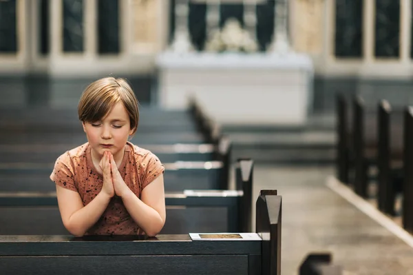 教会で祈る少年 — ストック写真