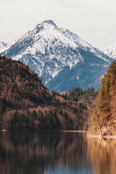 德国巴伐利亚阿尔卑斯山湖 早春拍摄的图片 — 图库照片