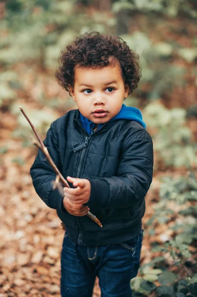 Adorabile Bambino Africano Escursioni Nella Foresta Primaverile — Foto Stock