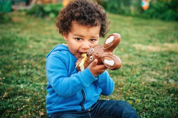 Adorabile Bambino Africano Due Anni Che Mangia Coniglietto Cioccolato Sul — Foto Stock