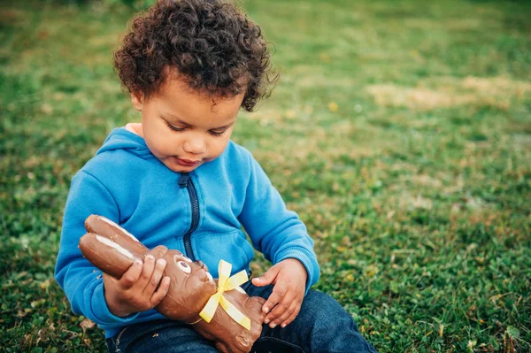 Adorabile Bambino Africano Due Anni Che Mangia Coniglietto Cioccolato Sul — Foto Stock