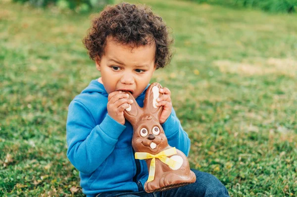 Schattig Twee Jaar Oude Afrikaanse Peuter Jongen Eten Chocolade Konijn — Stockfoto