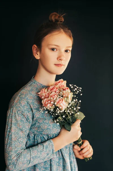 Pretty Genç Kız Wth Yumuşak Pembe Gül Buketi Sanat Portre — Stok fotoğraf