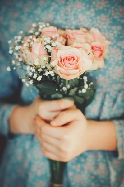 Handen Met Mooie Zachte Boeket Roze Rozen — Stockfoto