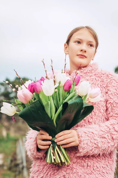 Молода Дівчина Підліток Позує Відкритому Повітрі Свіжими Квітами Тюльпанів — стокове фото