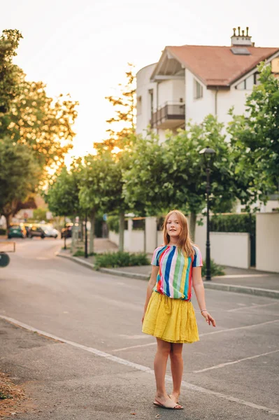 Retrato Verão Menina Criança Bonita Posando Livre Usando Saia Amarela — Fotografia de Stock