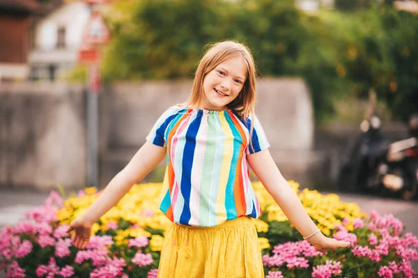 Summer Portrait Pretty Kid Kid Girl Posing Outdoors Wearing Yellow — Stock Photo, Image