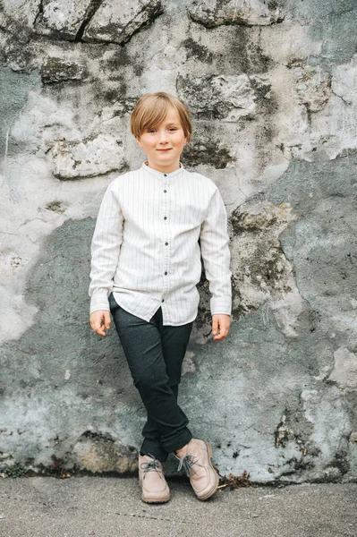 ハンサムな子供男の子のアウトドアファッションの肖像画 — ストック写真