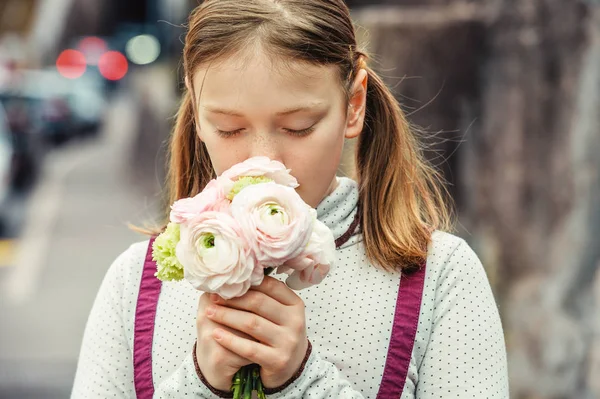 Açık Bahar Düğün Çiçeği Çiçek Tutan Genç Çocuk Mutlu Kız — Stok fotoğraf