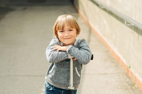 Retrato Adorável Jovem Anos Menino Loiro Inclinado Sua Scooter — Fotografia de Stock