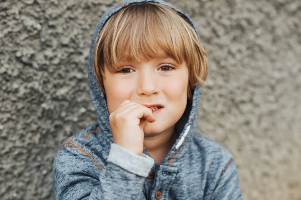 Niño Estresado Mordiendo Las Uñas Los Dedos Niño Triste —  Fotos de Stock