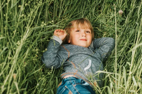 Candido Ritratto Adorabile Bambino Anni Con Cappuccio Blu — Foto Stock