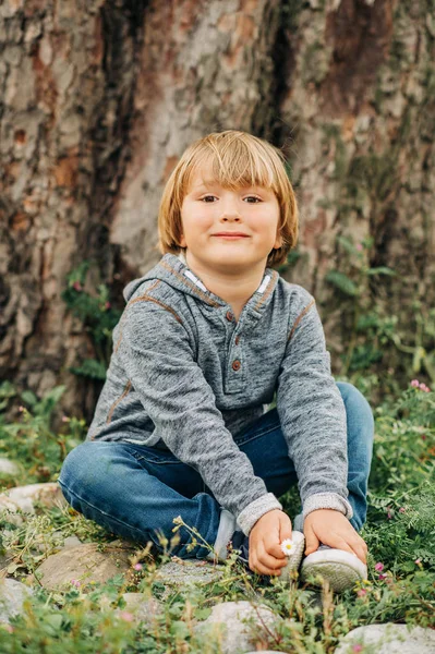 Samimi Mavi Hoody Giyiyor Yaşında Çok Güzel Küçük Çocuk Portresi — Stok fotoğraf