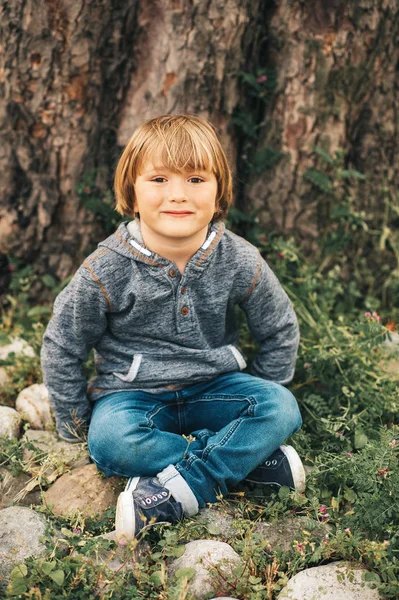 Uppriktiga Porträtt Bedårande Liten Pojke Gammal Bär Blå Hoody — Stockfoto