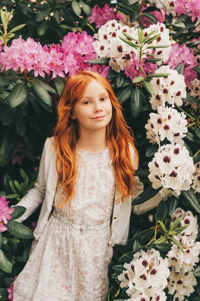 歳の愛らしい少女の肖像画 春の庭で遊ぶ赤髪甘い少女 — ストック写真