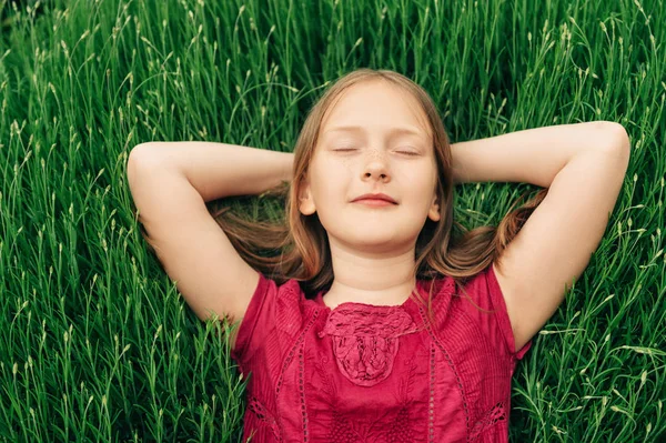 Cute Little Girl Lying Bright Green Grass Holding Arms Head — Stock Photo, Image