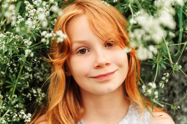 Venkovní Portrét Docela Mladej Dívka Pózuje Venku Vedle Zelené Přirozeného — Stock fotografie