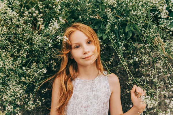 Retrato Livre Menina Muito Jovem Posando Livre Lado Fundo Natural — Fotografia de Stock