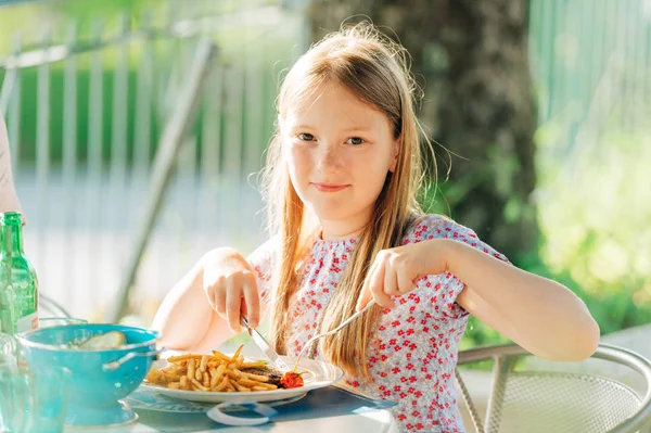 Little Girl Eating Dinner Terrace Outdoor Restaurant — Stock Photo, Image