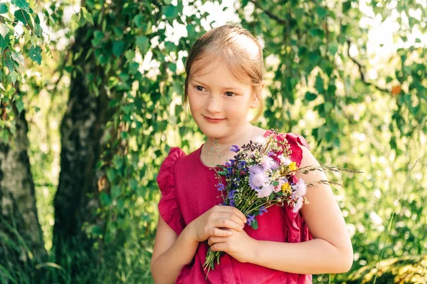 Sevimli Küçük Kız Küçük Kır Çiçekleri Buketi Tutan Yaz Portresi — Stok fotoğraf