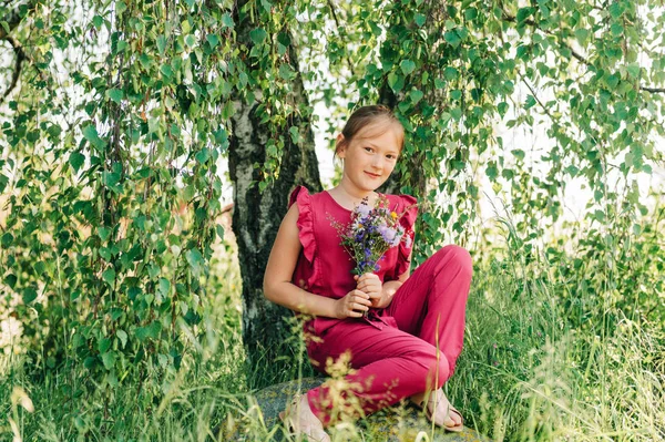 Retrato Verão Menina Bonito Segurando Pequeno Buquê Flores Selvagens — Fotografia de Stock