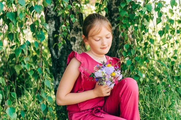 Portrait Été Mignonne Petite Fille Tenant Petit Bouquet Fleurs Sauvages — Photo