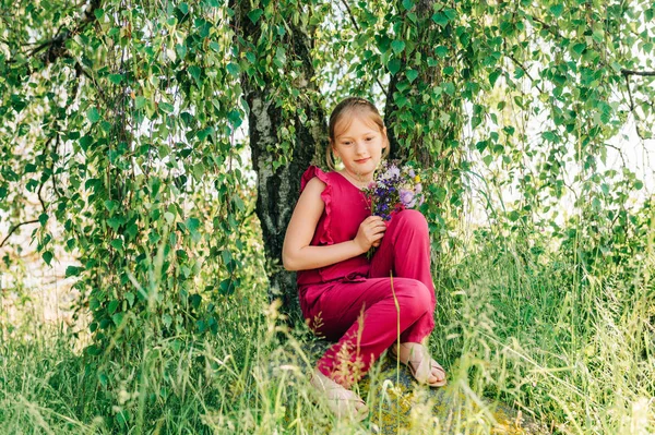 Retrato Verão Menina Bonito Segurando Pequeno Buquê Flores Selvagens — Fotografia de Stock