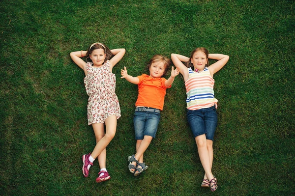 Bambini Felici Che Divertono All Aperto Bambini Che Giocano Nel — Foto Stock