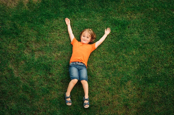Criança Feliz Divertindo Livre Miúdo Brincar Parque Verão Menino Deitado — Fotografia de Stock