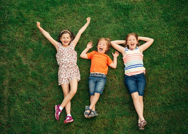 Crianças Felizes Divertindo Livre Crianças Brincando Parque Verão Menino Duas — Fotografia de Stock