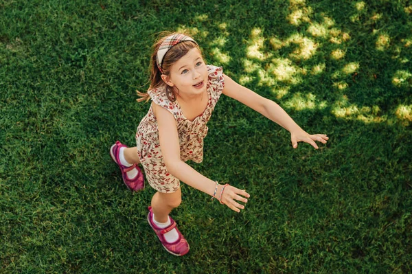 Glückliches Junges Mädchen Spielt Sommerpark Fängt Etwas Von Oben Gesehen — Stockfoto