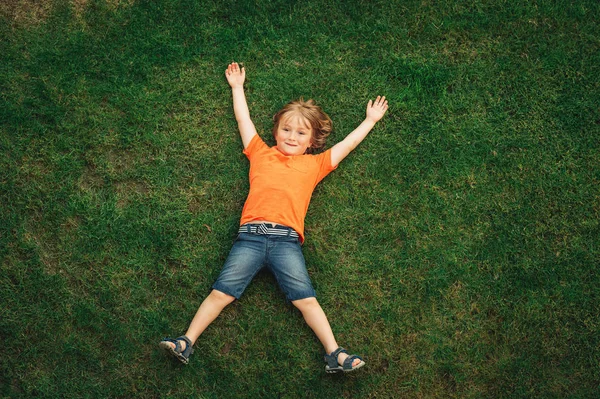 Glückliches Kind Das Spaß Freien Hat Kinder Spielen Sommerpark Kleiner — Stockfoto