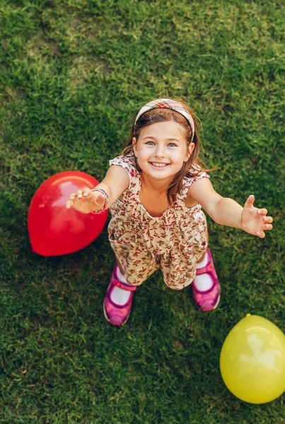 Boldog Kis Lány Játszik Színes Léggömbök Szabadban Felülnézet — Stock Fotó