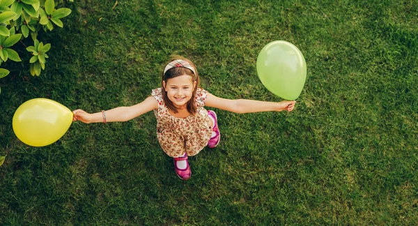 Fröhliches Kleines Mädchen Das Draußen Mit Bunten Luftballons Spielt Von — Stockfoto