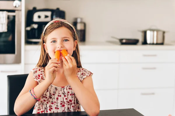 Милая Маленькая Девочка Ест Свежую Морковку Белой Кухне Витамины Питания — стоковое фото